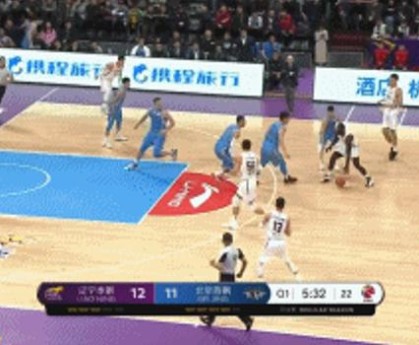  卡尔斯鲁厄中场调度流畅，行云流水配合赏心悦目