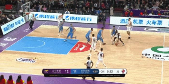  卡尔斯鲁厄中场调度流畅，行云流水配合赏心悦目